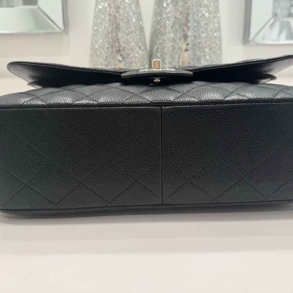 Chanel Black Quilted Shoulder Bag with Iconic CC Closure Silver hardware - Picture 4 of 16